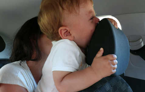Säugling ohne Kindersitz transportiert: Baby fliegt bei Unfall auf A1 durch Auto gegen Windschutzscheibe
